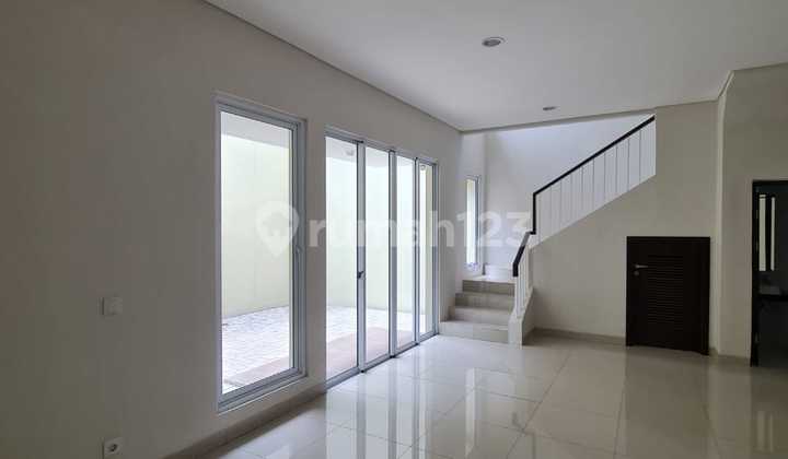 House in the Ingenia The Eminent Cluster by BSD. A house in excellent and neat condition. The house has a spacious layout, with a very strategic location for road access. Close to malls, daily necessities, dining spots, schools, and offices.