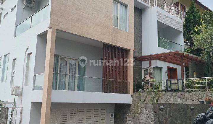 Rumah 2 Lantai Bagus Furnished SHM di Dago Pakar, Bandung, View Bandung, Ada Kolam Renang  1