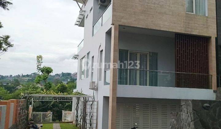 Rumah 2 Lantai Bagus Furnished SHM di Dago Pakar, Bandung, View Bandung, Ada Kolam Renang  2