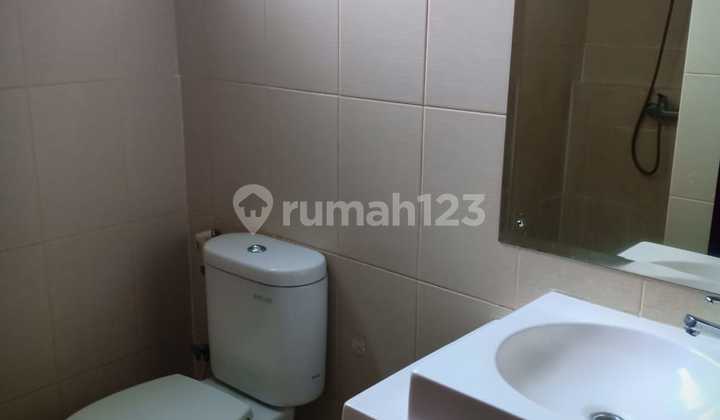 House in BSD Icon Caspia, BSD City, Area 7x16 = 112 m², Building Area 80 m², 3 Bedrooms, 2 Bathrooms, 1 AC, Curtains, Backyard Already Tiled.