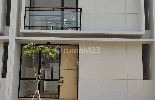 Rumah Cantik Cendana Icon Estate Lippo Karawaci Rumah 2 Lantai Luas 102 Lb 88 M Kt 3 Km 3 , Ada Halaman Belakang, Kamar Utama Besar Dan Ada Kamar Mandi Dalam, Lokasi Strategis Dekat Hypermart, Dekat Perkantoran Dan Sekolah Dian Harapan  1