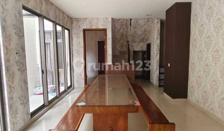Semi-Furnished House In BSD Greenwich Luxmore 2-Story House Area 9 X 15 = 135 M Land Area 163 M Bedrooms 4+1 Bathrooms 3+1 With Internal Garage And Carport 2