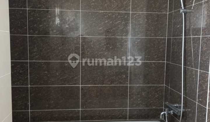 Large House In Goldfinch Cluster The Spring Gading Serpong Area 10 X 25= 250 M Building Area 230 M Bedrooms 4+1 Bathrooms 3+1, Vacant