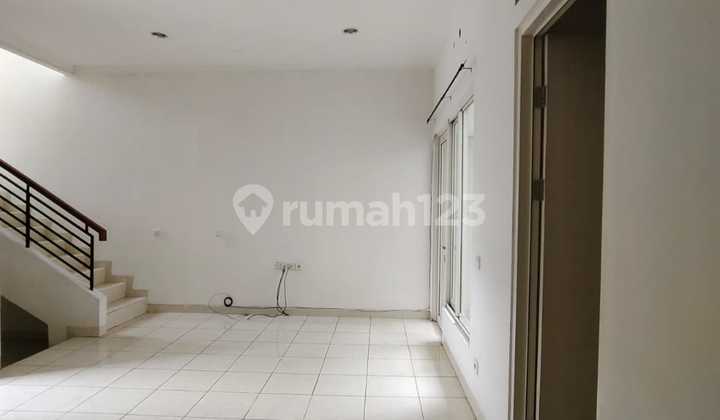 House in Canary Cluster, The Spring Gading Serpong, Area 140 M, Dimensions 8 X 17 M, 2+1 Bedrooms, 2+1 Bathrooms, Vacant, Large Master Bedroom with Ensuite Bathroom.