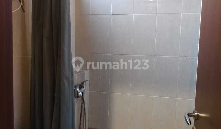 Large House in BSD Avani Lavanya Ammarila, Area 250 m², Building Area 200 m², 4+1 Bedrooms, 3+1 Bathrooms, Includes AC, Water Heater, Curtains.