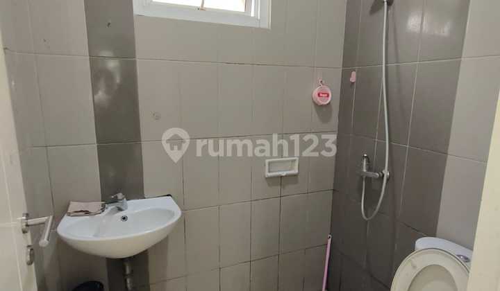 Monaco Village Gading Serpong House, 6 x 16 m, 3 Bedrooms, 2 Bathrooms, 1 AC, Spacious Backyard, Strategic Location Near Tarakanita School, Stella Maris, and BPK Penabur. Monaco Village Gading Serpong House, 6 x 16 m, 3 Bedrooms, 2 Bathrooms, 1 AC, Spacious Backyard, Strategic Location Near Tarakanita School, Stella Maris, and BPK Penabur.