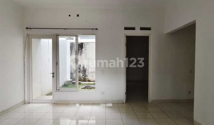 House in Canary Cluster, The Spring Gading Serpong, Area 140 M, Dimensions 8 X 17 M, 2+1 Bedrooms, 2+1 Bathrooms, Vacant, Large Master Bedroom with Ensuite Bathroom.