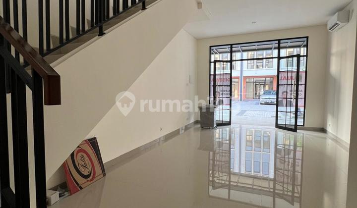 Hudson Shophouse Gading Serpong 2-Story Shophouse Area 4.5 X 10 = 45 sqm Building Area 102 sqm, 2 Km, There are 2 Shophouses (Attached), (The Listed Price is the Rental Price Per One Shophouse) Hudson Shophouse Gading Serpong 2-Story Shophouse Area 4.5 X 10 = 45 sqm Building Area 102 sqm, 2 Km, There are 2 Shophouses (Attached), (The Listed Price is the Rental Price Per One Shophouse)