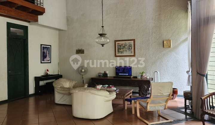 Rumah Bagus Dan Sangat Terawat di Komplek Taman Cirendeu