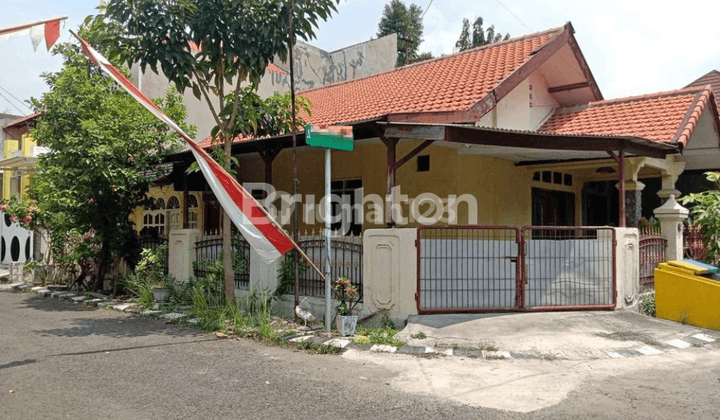 RUMAH HOOK DEKAT MASJID AGUNG DAN TRANS ICON DI PERUM WISMA PAGESANGAN 1