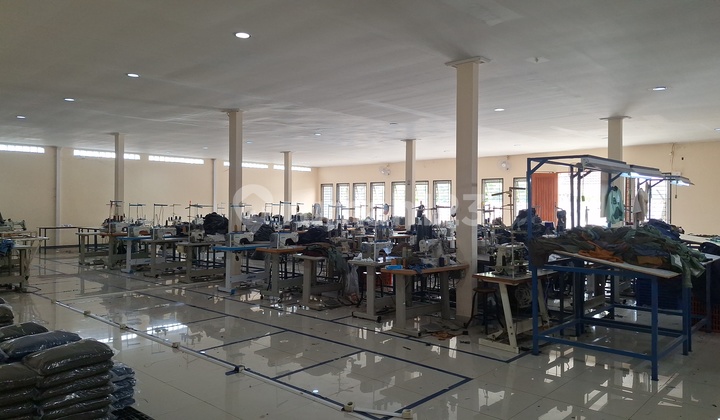 Business-Ready Shophouse, Cigondewah, Bandung. Business-Ready Shophouse, Cigondewah, Bandung.