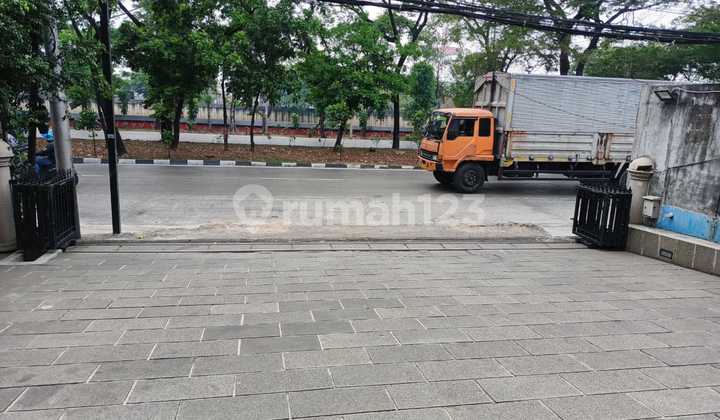 Disewa Mini Building European Style/Ruko Gandeng di Tubagus Angke, Lt.10x22, Lb.+/- 880 m2, 4 lantai, Jakarta Barat