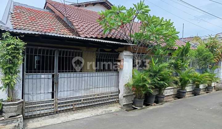 Rumah Dipondok Gede Bekasi Dalam Komplek 1,5 Lantai Gaya Klasik