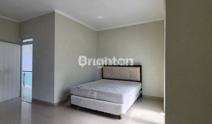 RUMAH DUA LANTAI ADA KOLAM RENANG DI LINGKUNGAN PREMIUM 2