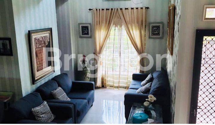 RUMAH Dua lantai posisi hook Depan taman  2