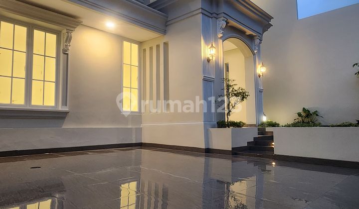 Rumah 2 Lantai Elegan American Classic Dekat Tol Jor & Mall Puri 2