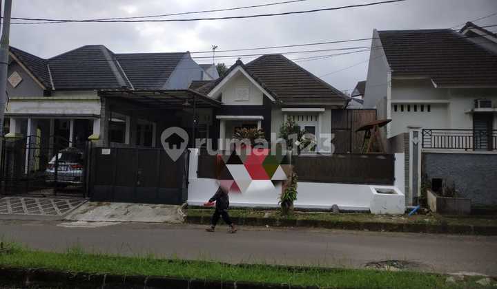 For Rent: Nice Spacious 180Meter House with AC Ready to Occupy in Depok 2