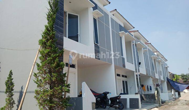 Di  Rumah murah 2 Lantai SHM di jl. cempaka putih Jakarta pusat