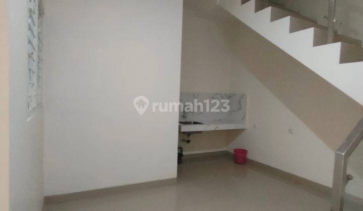 Di  Rumah murah 2 Lantai SHM di jl. cempaka putih Jakarta pusat