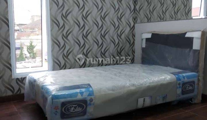 Di  Rumah murah 2 Lantai SHM di jl. cempaka putih Jakarta pusat