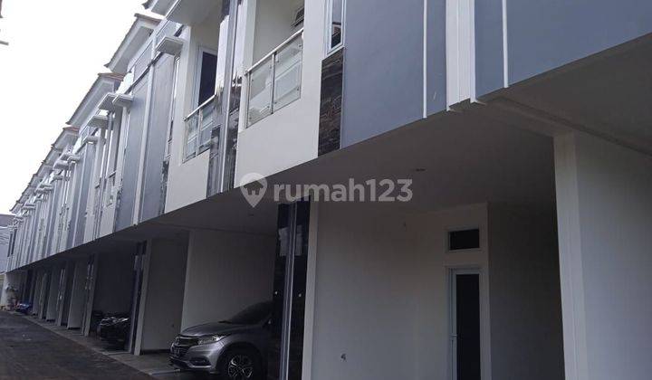 Di Jual Rumah Mewah 4 kamar tidur di Matraman bisa KPR  1