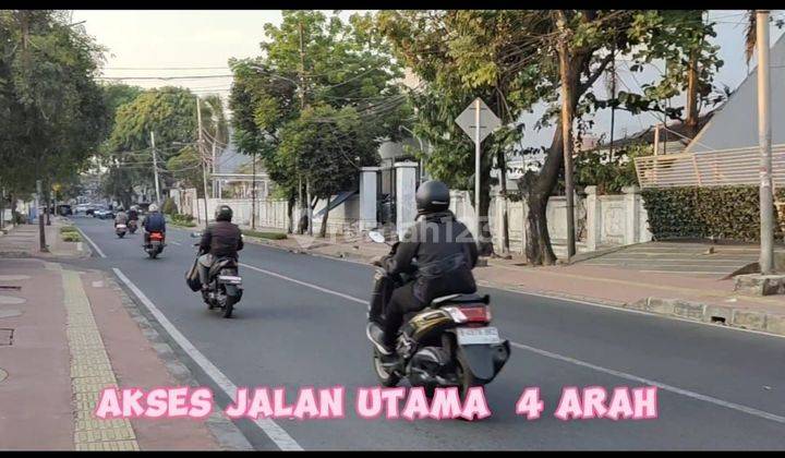 Di  Rumah di Cempaka Putih posisi depan 2