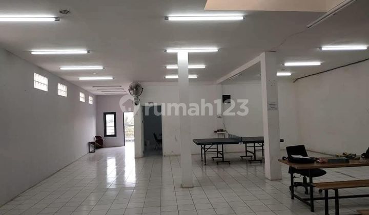 Business Building can be used as a Strategic Warehouse opposite Soekarno Hatta Richeese.