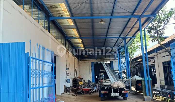 Strategic Caringin Road Warehouse with Fuso Access