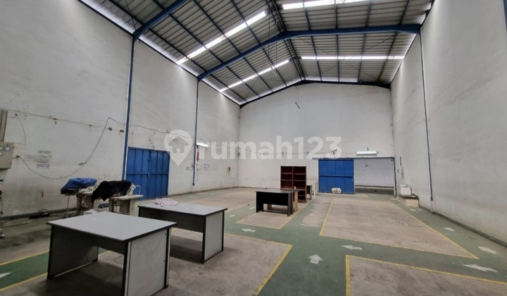 Good Strategic Warehouse on Sadang Rahayu Street Good Strategic Warehouse on Sadang Rahayu Street