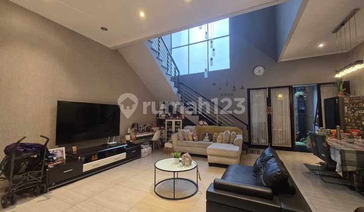 Rumah 2 Lantai Di Singgasana Pradana, Kota Bandung Rumah 2 Lantai Di Singgasana Pradana, Kota Bandung