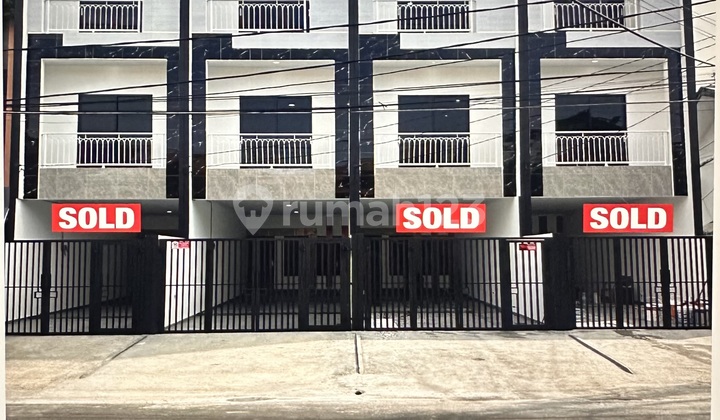 Rumah, 3 Lantai, SHM, Dekat Akses Tol Dekat Mall