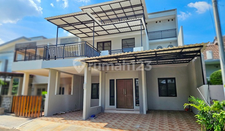 Rumah, 3 Lantai, Dekat Pusat Perbelanjaan