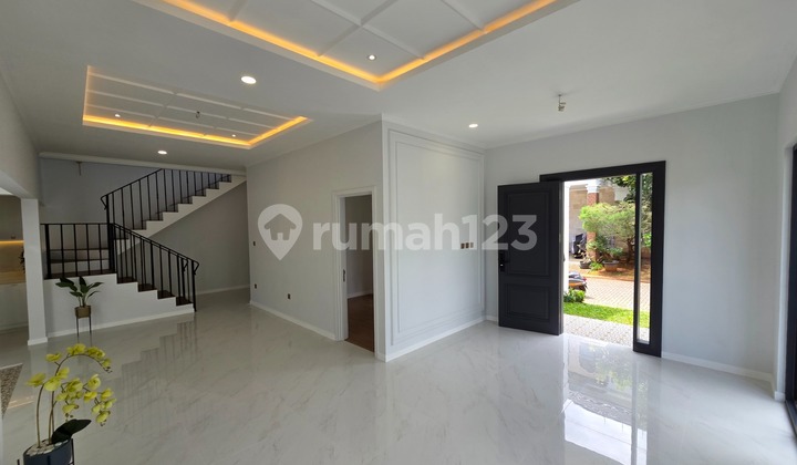 Rumah, 2 Lantai, Dekat Pusat Perbelanjaan, Siap Huni