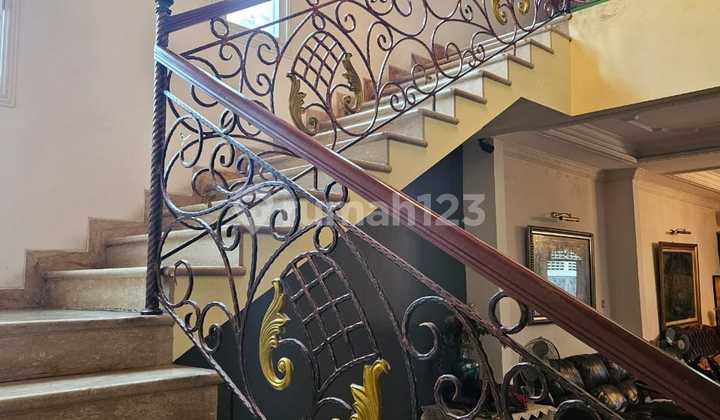 Rumah, 2 Lantai Dekat Jis International School