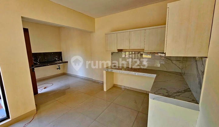 Rumah, 2 Lantai, Dekat Pusat Perbelanjaan, Siap Huni 2