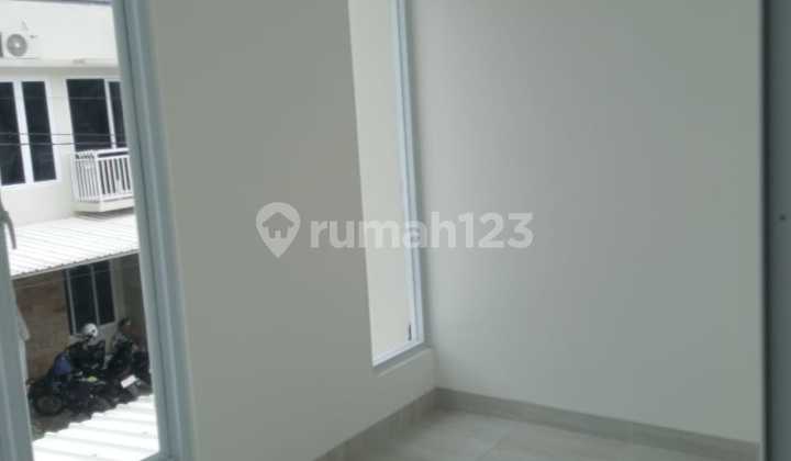 Rumah, 2 Lantai, Dekat Pusat Perbelanjaan, Siap Huni 2