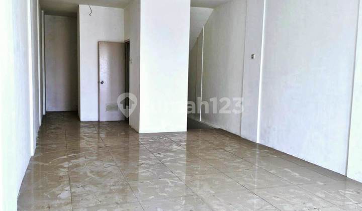 RUKO LIMO RAYA, ON THE SIDE OF THE ROAD, NEAR KIMIA FARMA PHARMACY, READY TO OCCUPY, LAND AREA 66M2, BUILDING AREA 132M2, 3 FLOORS, 3 BATHROOMS, CERTIFIED TITLE, STRATEGIC LOCATION 2