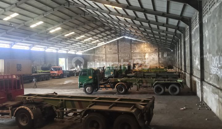 Warehouse for Rent in Margomulyo Surimulia, Includes Office and Mess. Warehouse for Rent in Margomulyo Surimulia, Includes Office and Mess.