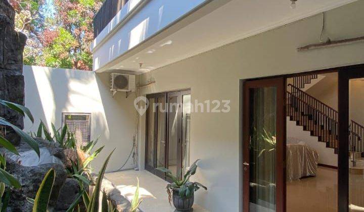 Disewakan Rumah Full Furnies Graha Family Lokasi Elite Baru Renov 1