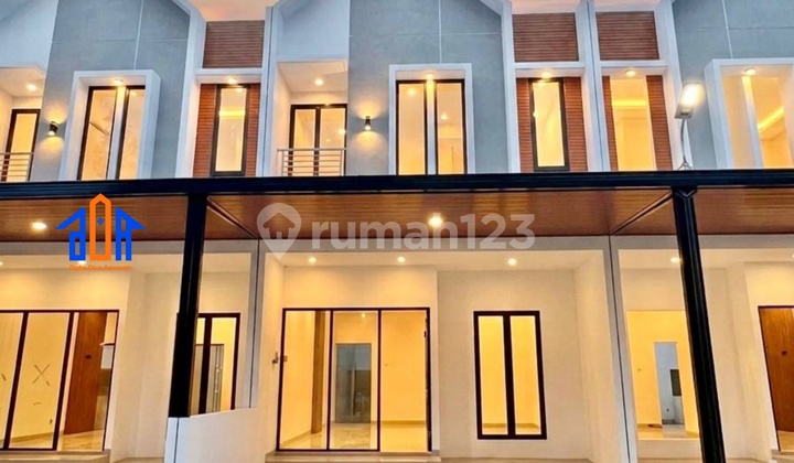 Ready-to-Occupy House with Large Land in Pancoran Mas, Depok