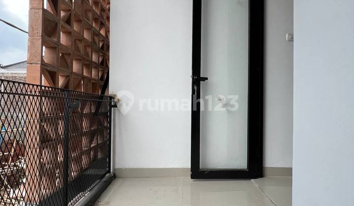 Rumah 2 Lantai Nyaman 5  Menit Ke Stasiun Kereta 15