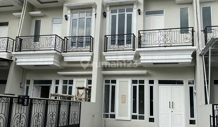 Rumau Mewah Dekat Stasiun Kereta di Jalan Utama Boulevard GDC 2