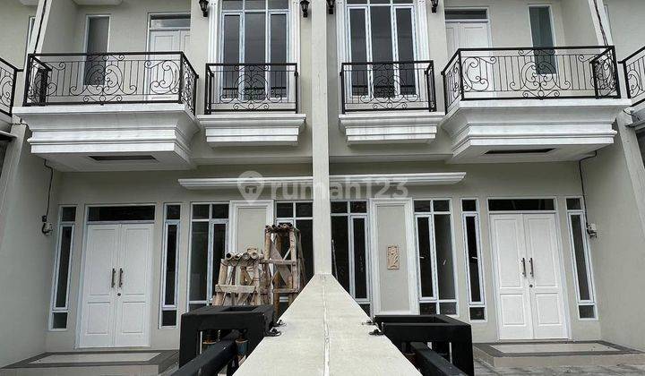 Rumah Mewah Nyaman Dekat Stasiun Kereta di Jalan Utama GDC