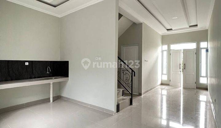 Rumah Mewah Nyaman Dekat Stasiun Kereta di Jalan Utama GDC