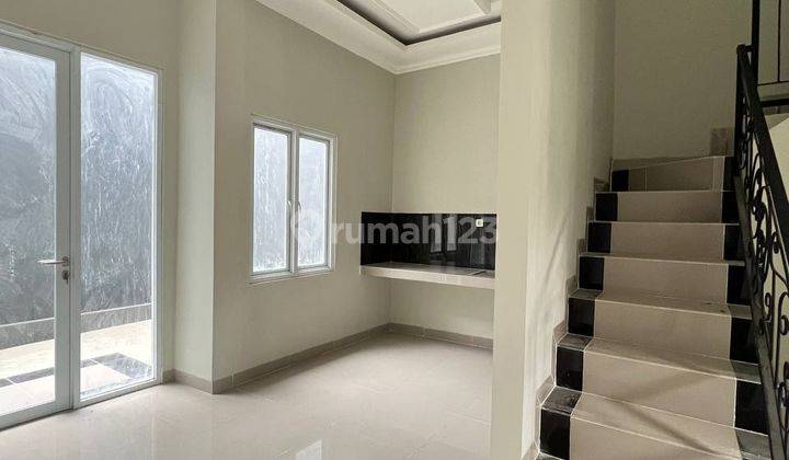 Rumah Mewah Nyaman Dekat Stasiun Kereta di Jalan Utama GDC