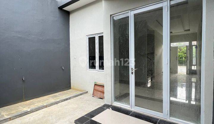 Rumah Mewah Nyaman Dekat Stasiun Kereta di Jalan Utama GDC