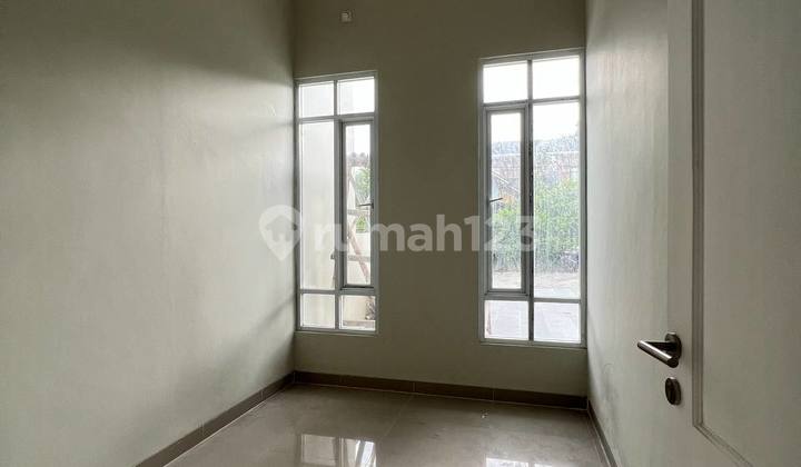 Rumah Mewah Nyaman Dekat Stasiun Kereta di Jalan Utama GDC