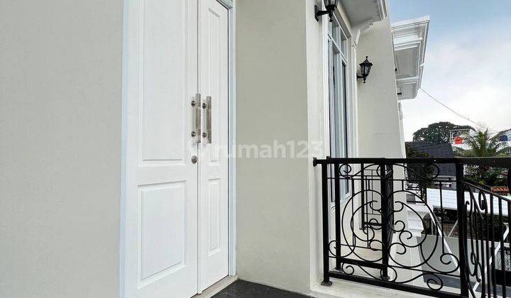 Rumah Mewah Nyaman Dekat Stasiun Kereta di Jalan Utama GDC