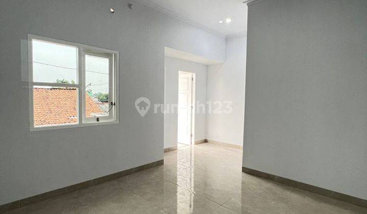 Rumah 2 lantai siap huni 4 kamar tidur dekat tol Depok