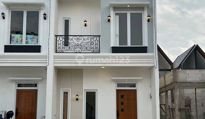 Rumah 2 lantai 700 meter ke stasiun kereta di Depok